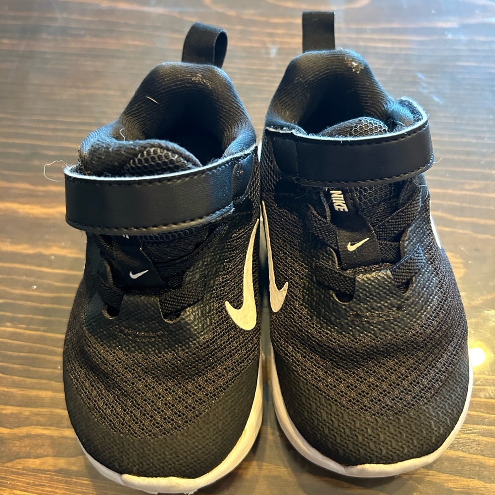 Nike Kids Black and White Sneakers lil boy 4.5